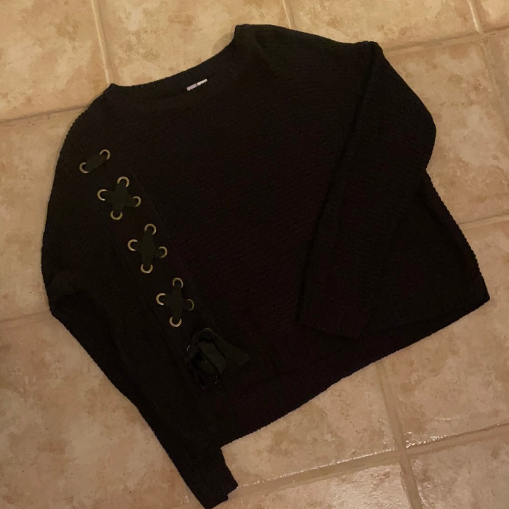 BLACK SWEATER; SIZE L